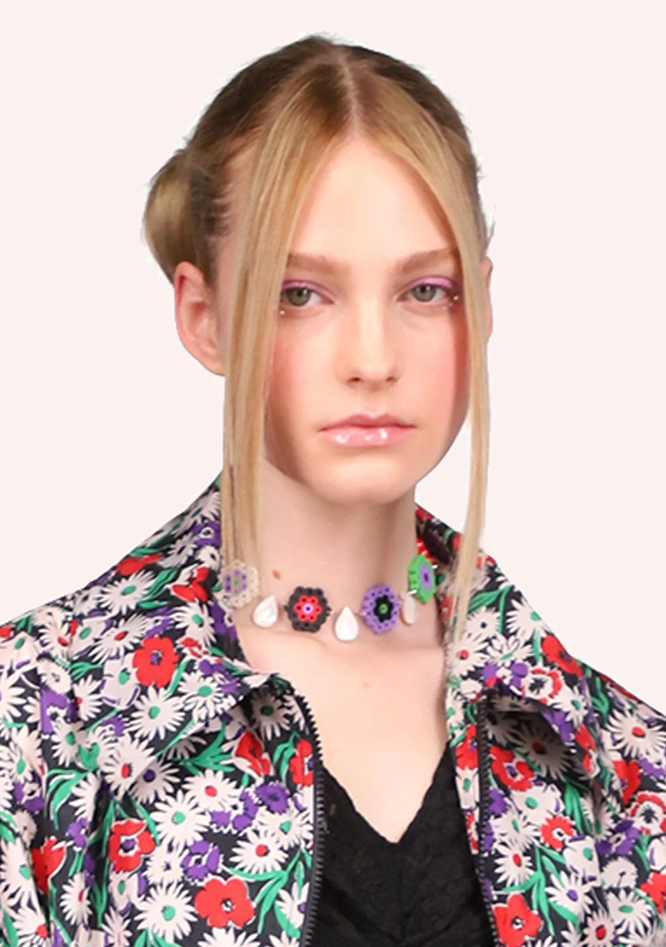 DAISY CHAIN SHELL CHOKER RED MULTI